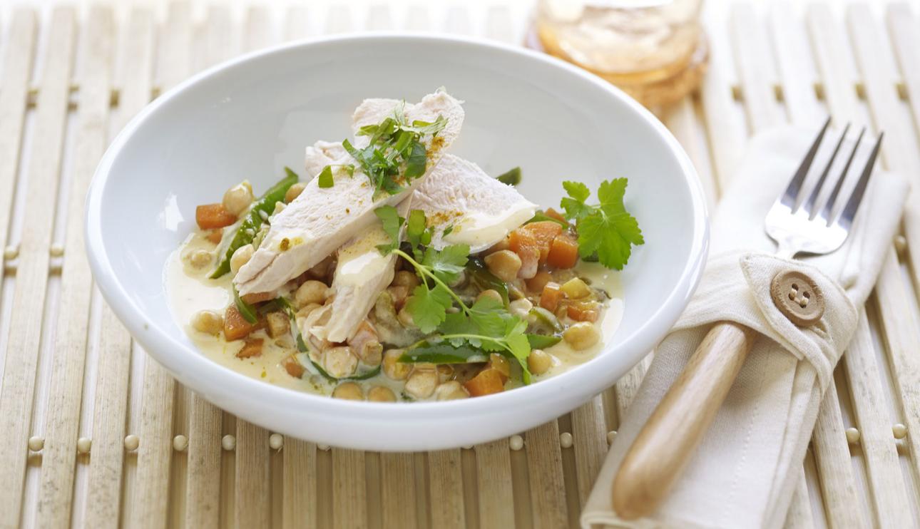 Pollo al curry ligero con garbanzos y pimientos