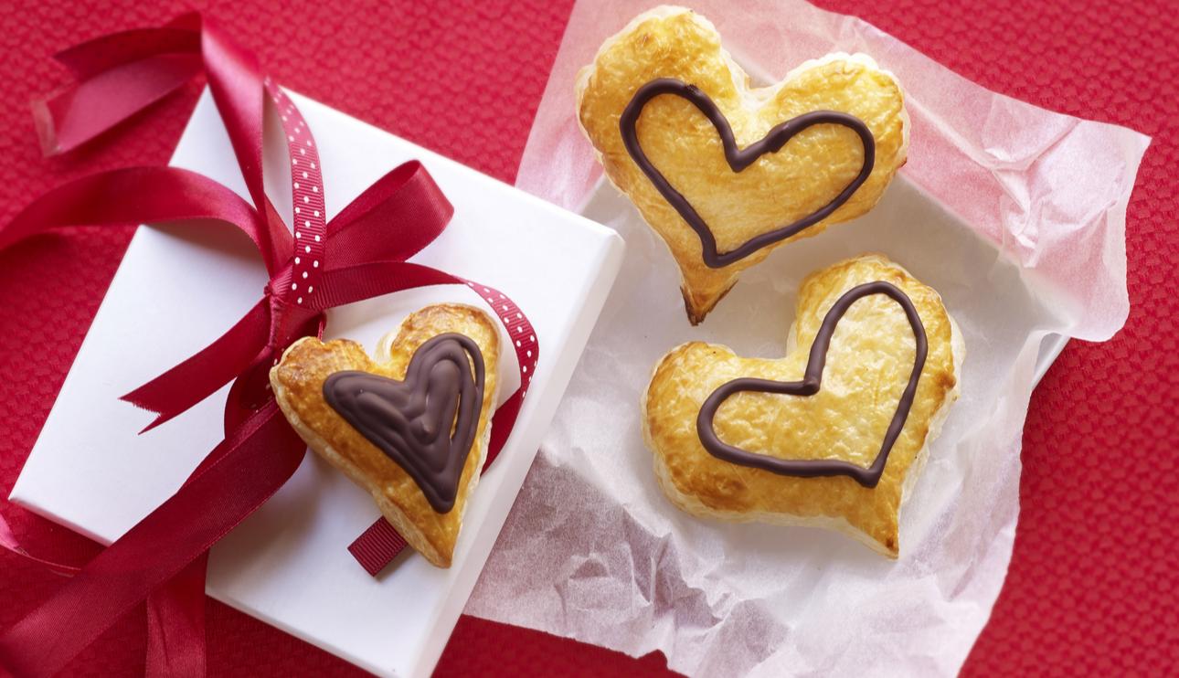 Corazones de hojaldre y chocolate