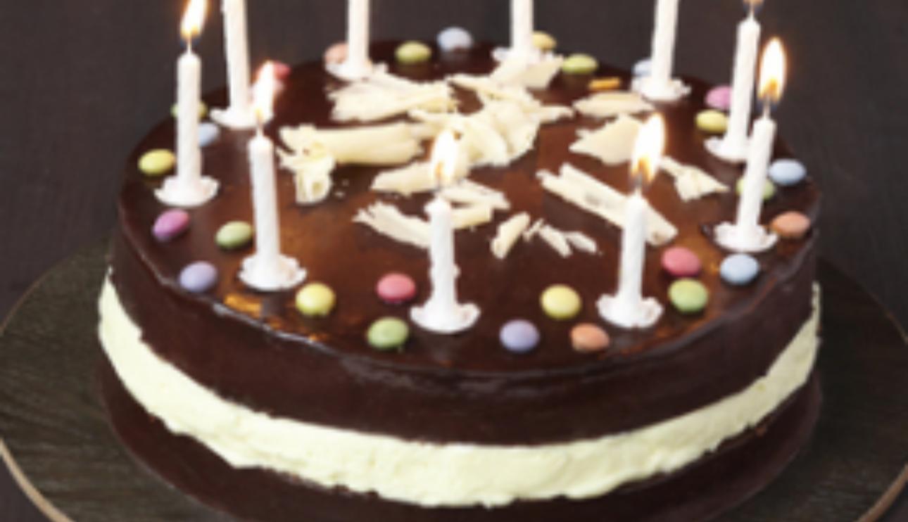 Pastel de cumpleaños con 2 chocolates y smarties