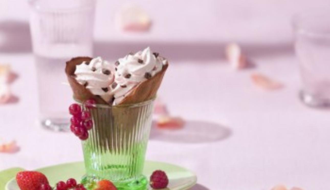 Cucuruchos de chocolate con mousse de frutos rojos