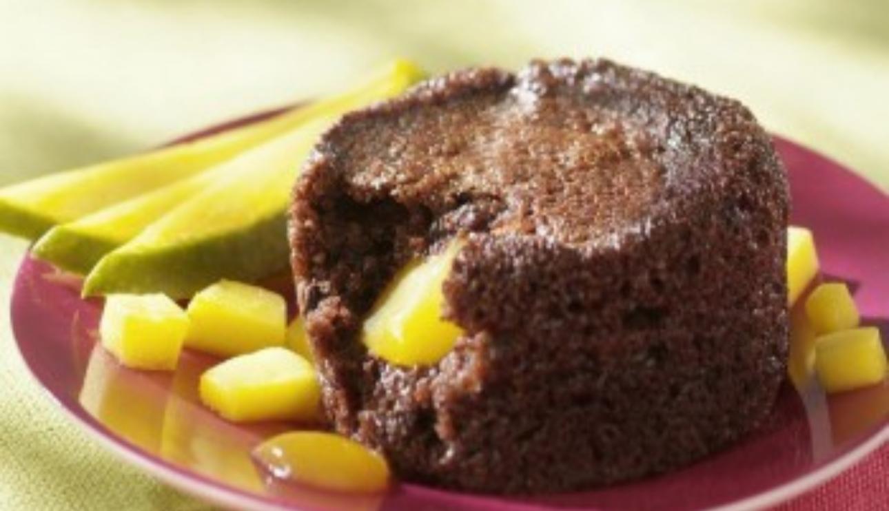 Fondant de chocolate con coulis de mango