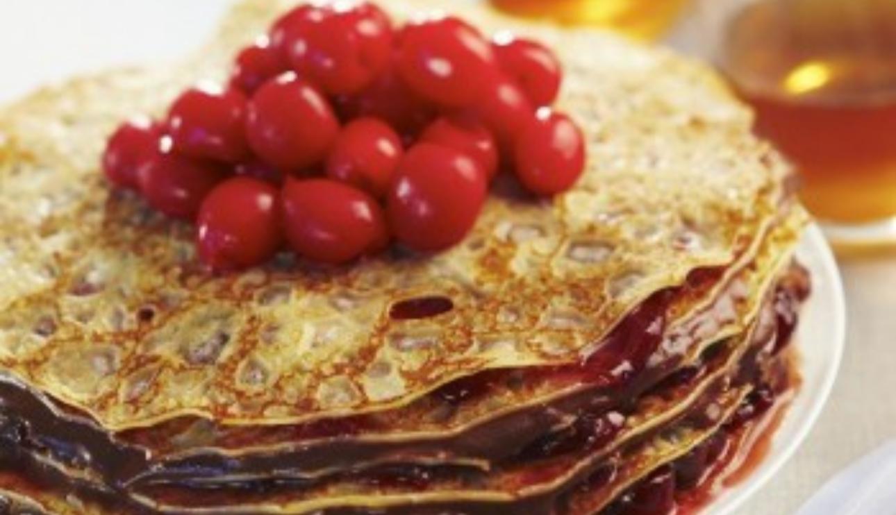 Pastel de creps con chocolate y cerezas