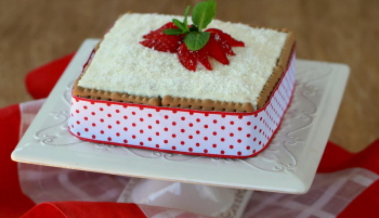 Pastel de galletas, coco y fresas
