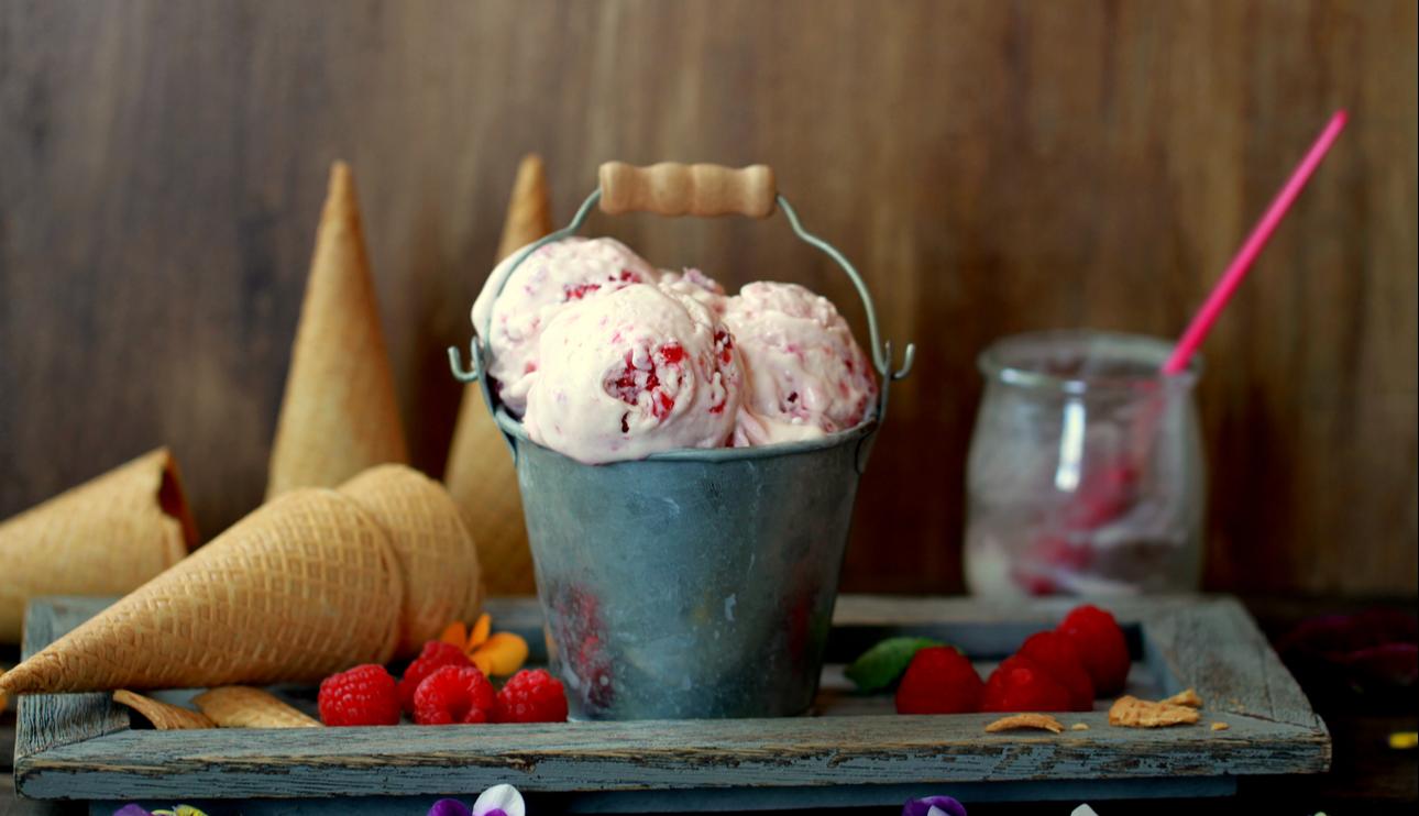 Helado de yogur y frambuesas