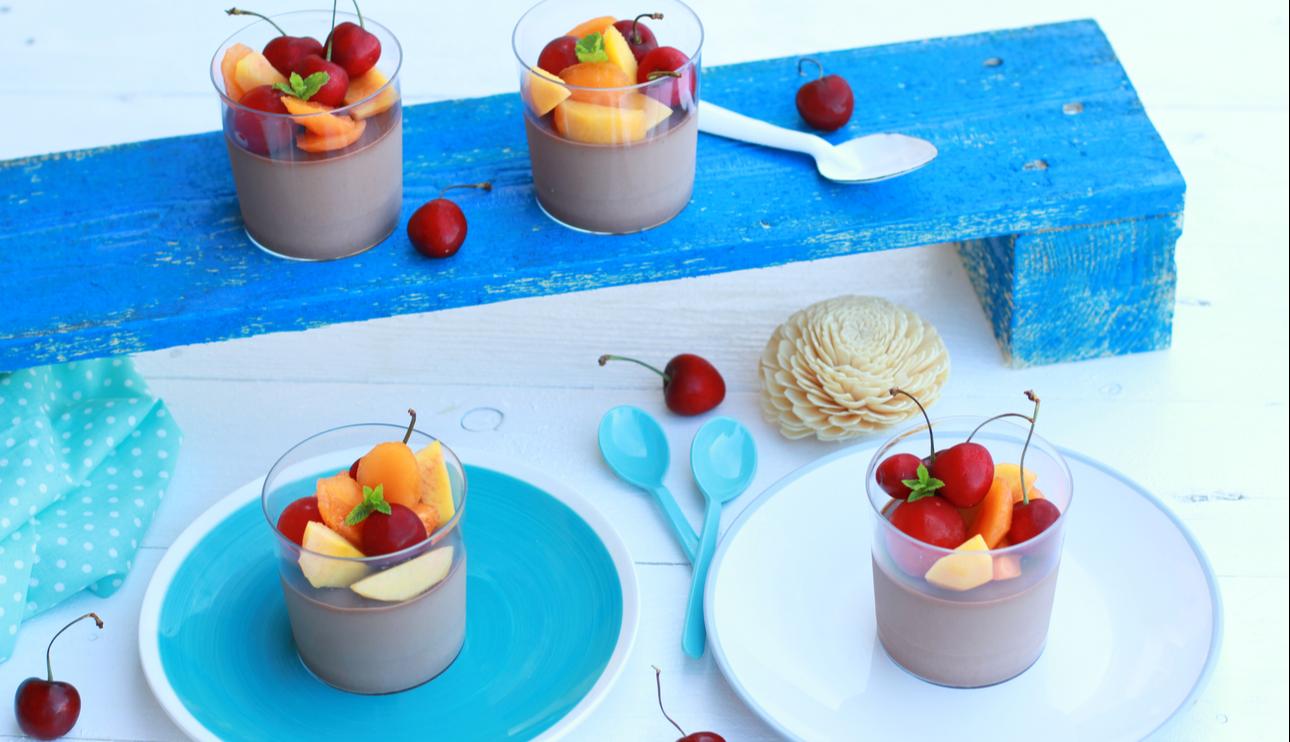 Panna cotta de chocolate con leche y frutas