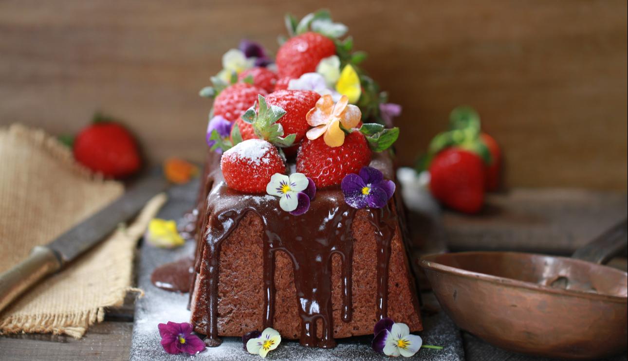 Pastel de chocolate y fresas