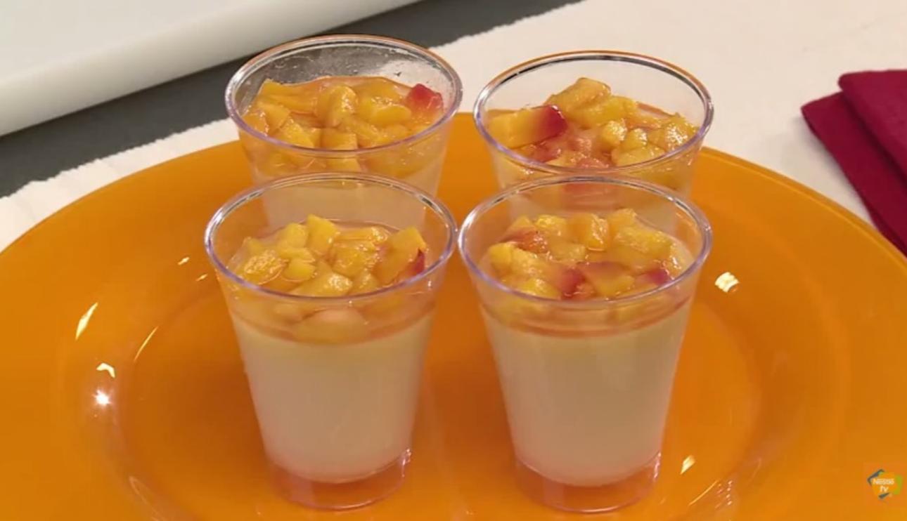 Panna cotta de chocolate blanco  y nectarinas
