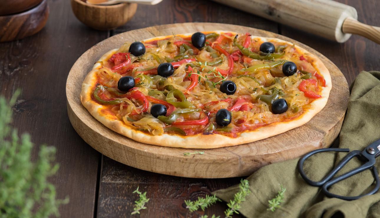 Pizza de verduras con miel y aceitunas