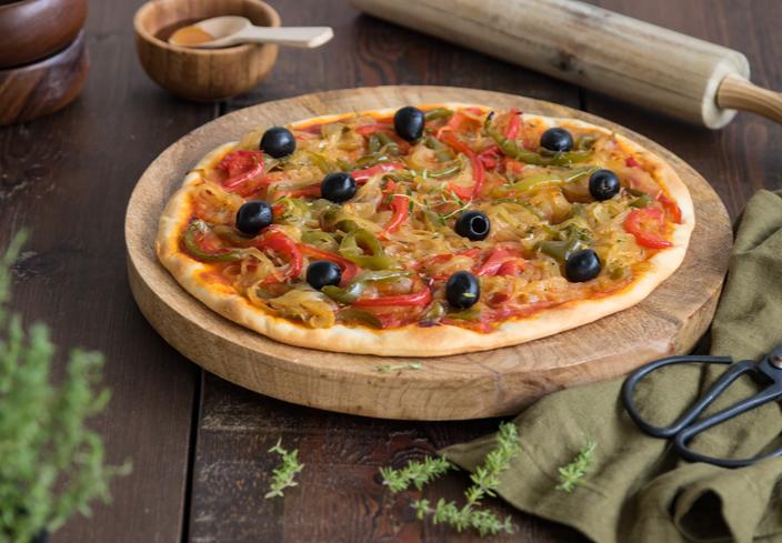 Pizza de verduras con miel y aceitunas