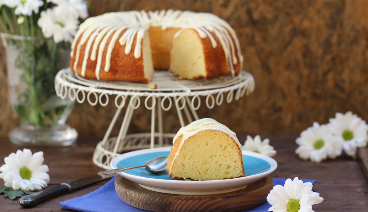 Bundt cake de leche condensada y chocolate blanco
