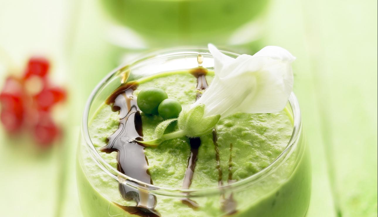 Chupitos de crema de guisantes al limón y módena