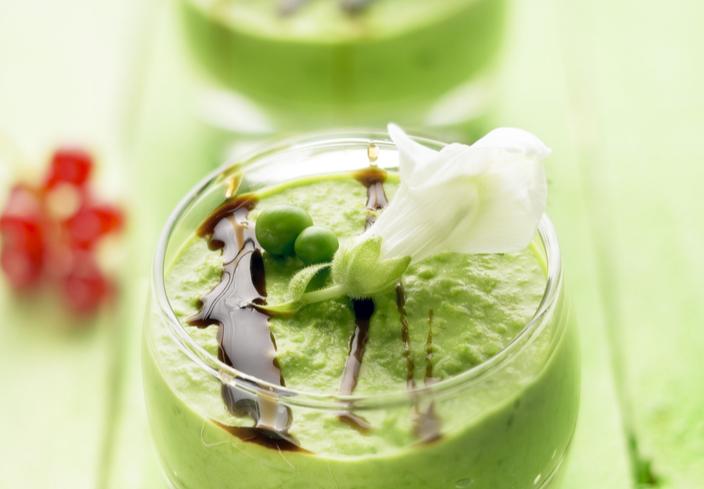 Chupitos de crema de guisantes al limón y módena