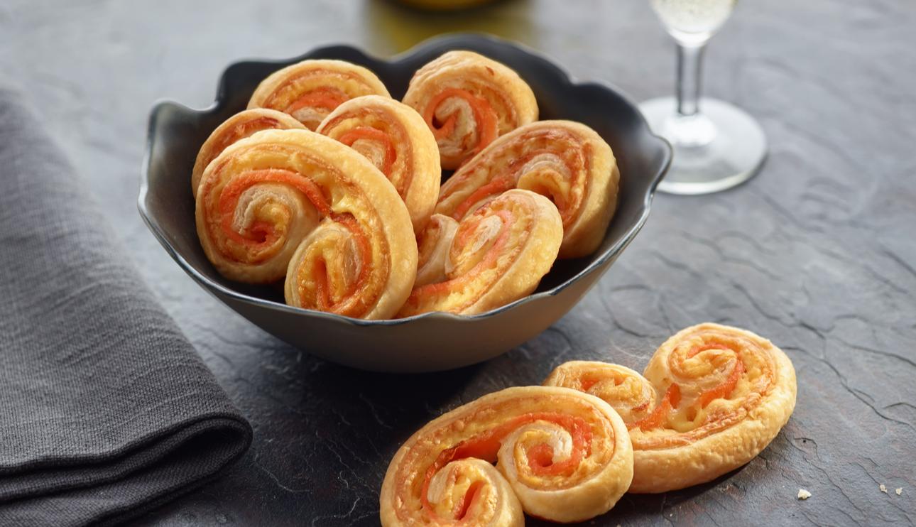 Palmeritas de hojaldre saladas con salmón y queso