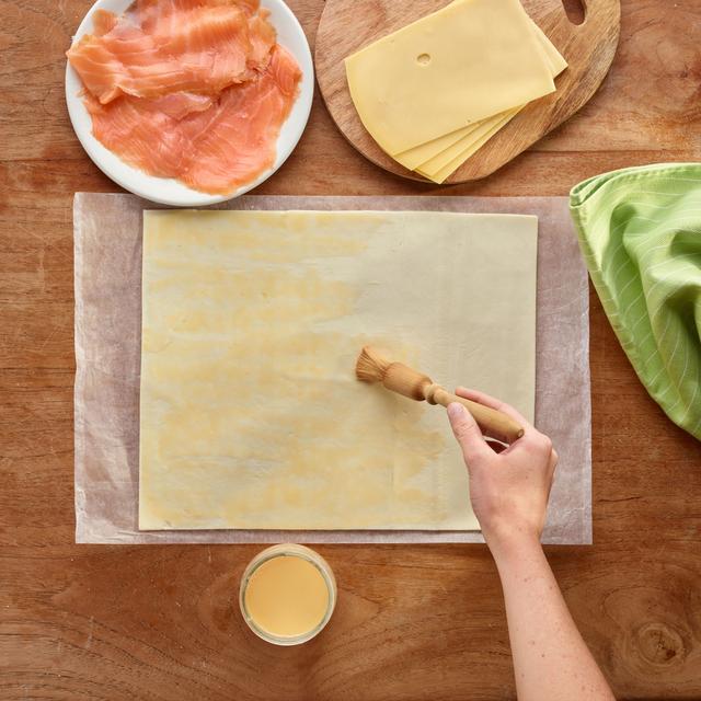 Palmeritas de hojaldre saladas con salmón y queso