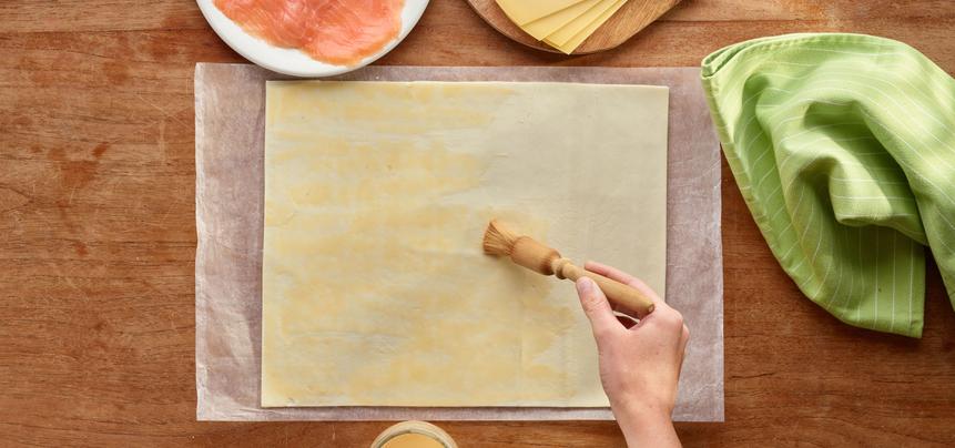 Palmeritas de hojaldre saladas con salmón y queso