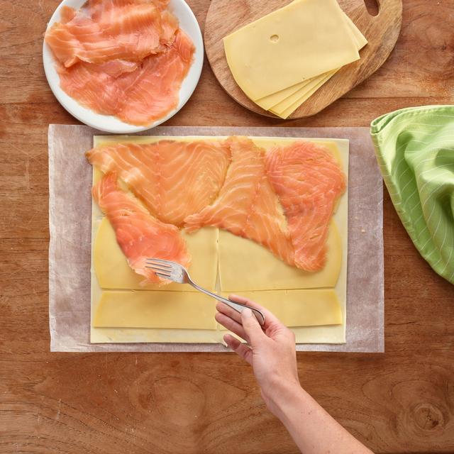Palmeritas de hojaldre saladas con salmón y queso
