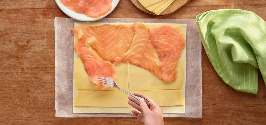 Palmeritas de hojaldre saladas con salmón y queso