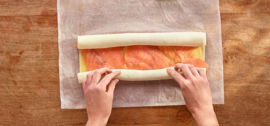 Palmeritas de hojaldre saladas con salmón y queso