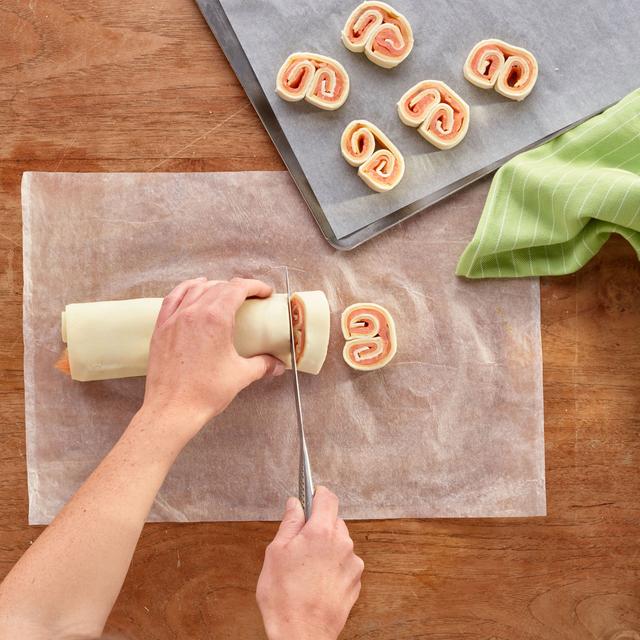 Palmeritas de hojaldre saladas con salmón y queso