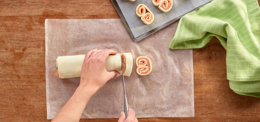 Palmeritas de hojaldre saladas con salmón y queso