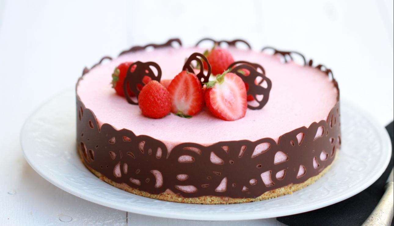 Tarta mousse de chocolate blanco con fresas