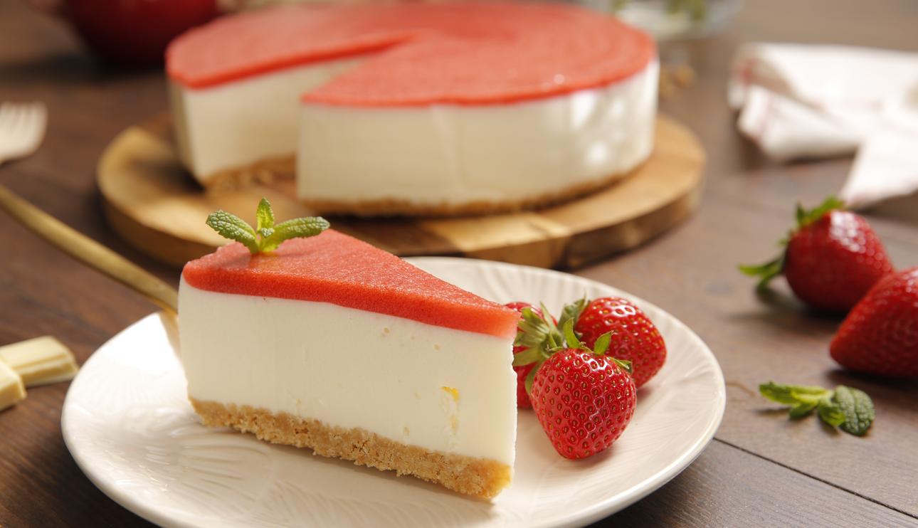 Tarta mousse de chocolate blanco y yogur con coulis de fresas