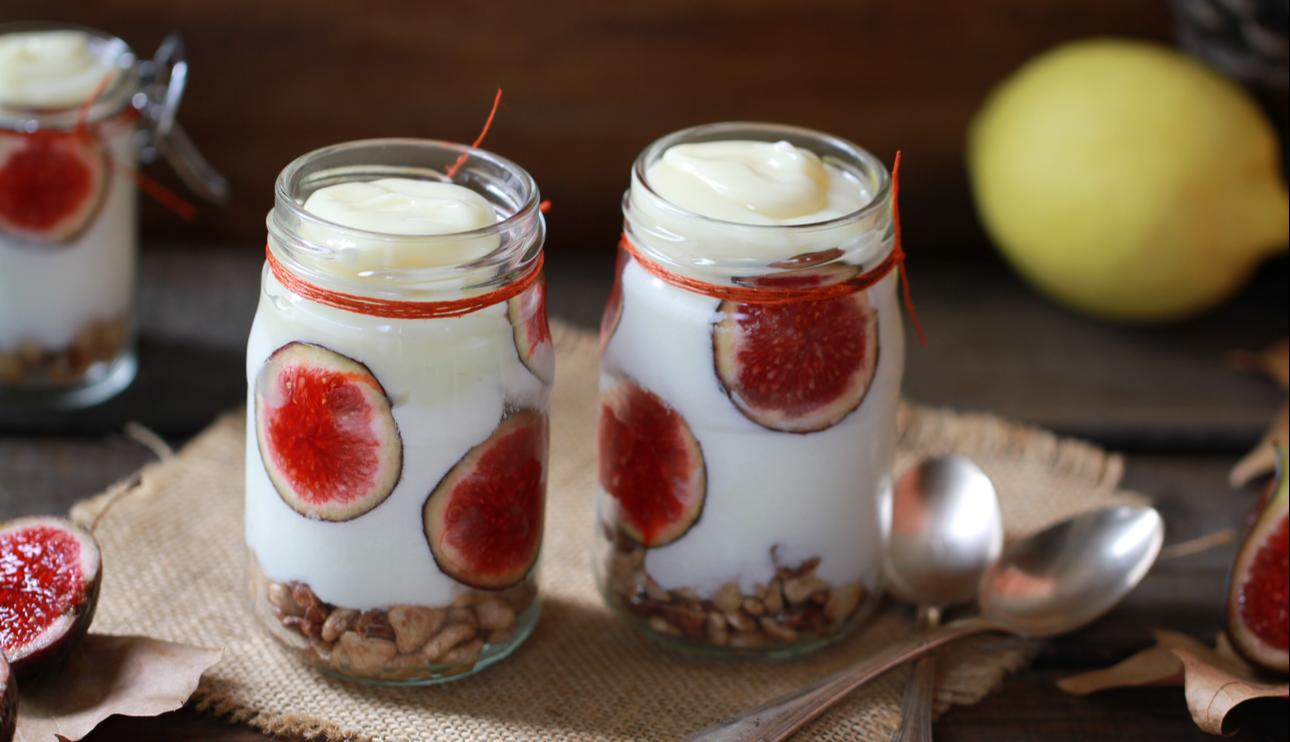 Yogur con cereales, higos y crema de limón en vasitos