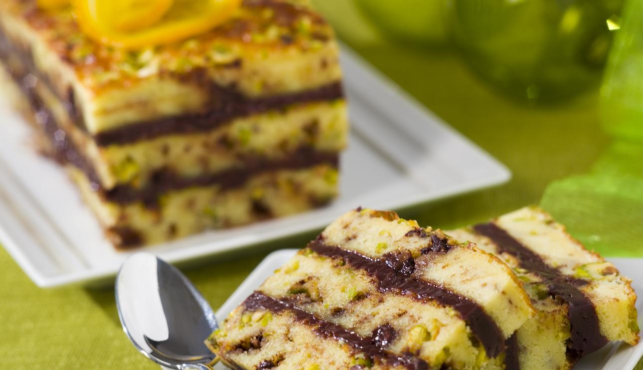 Bizcocho esponjoso con pepitas de chocolate, pistachos y naranja