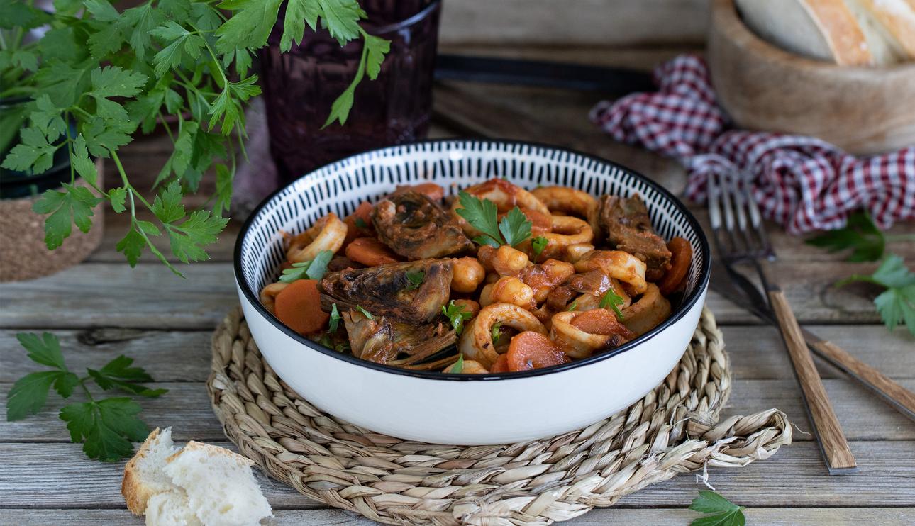 Guiso de alcachofas con tomate, garbanzos y calamares