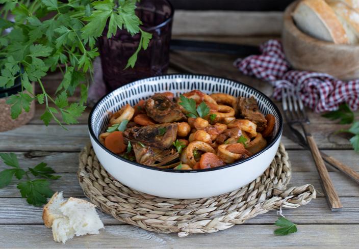 Guiso de alcachofas con tomate, garbanzos y calamares