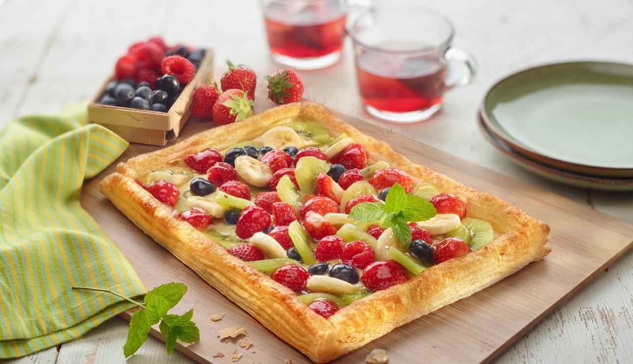 Tarta de hojaldre con frutas y natillas