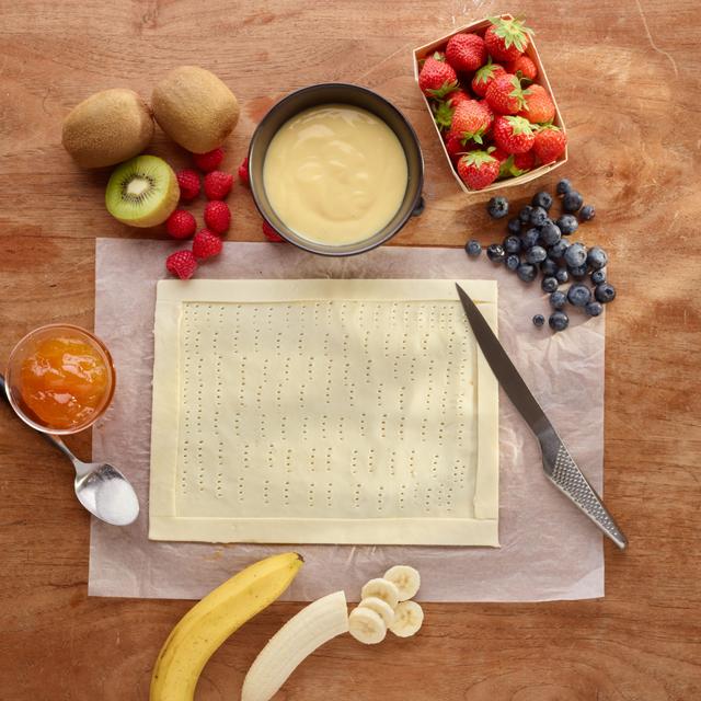 Tarta de hojaldre con frutas y natillas