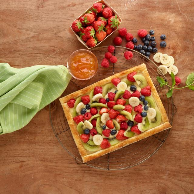 Tarta de hojaldre con frutas y natillas