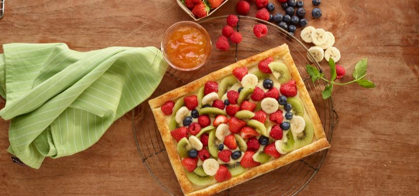 Tarta de hojaldre con frutas y natillas