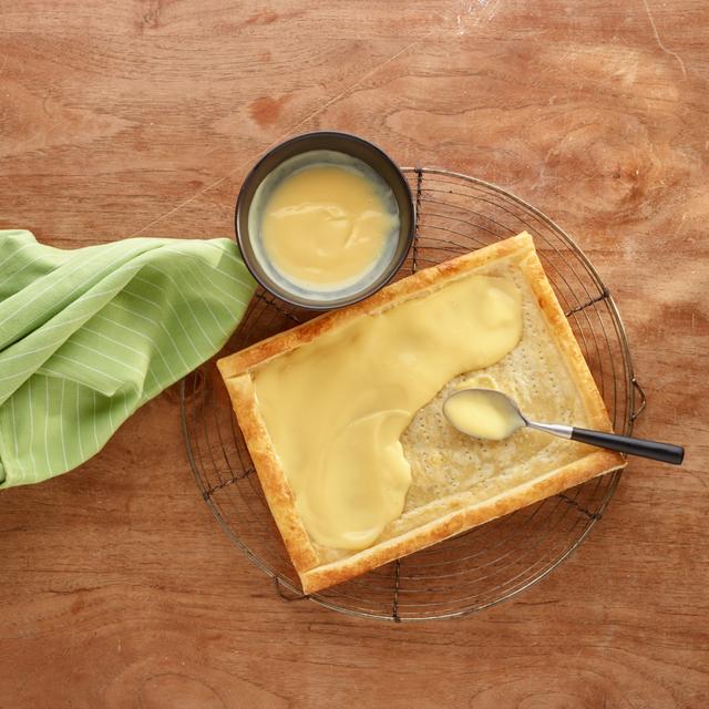 Tarta de hojaldre con frutas y natillas
