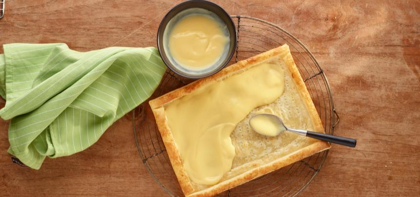 Tarta de hojaldre con frutas y natillas