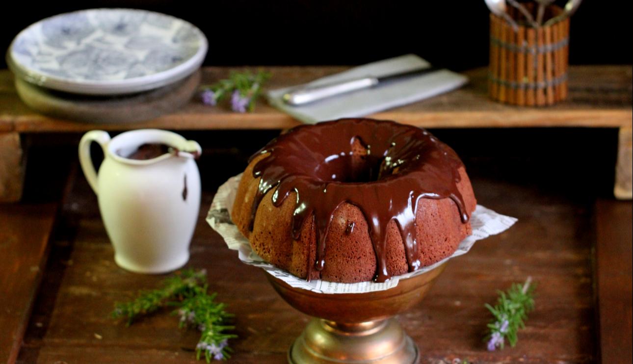 Bundt cake de chocolate negro con cobertura