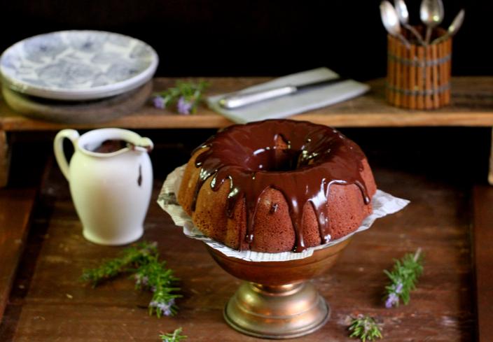 Bundt cake de chocolate negro con cobertura