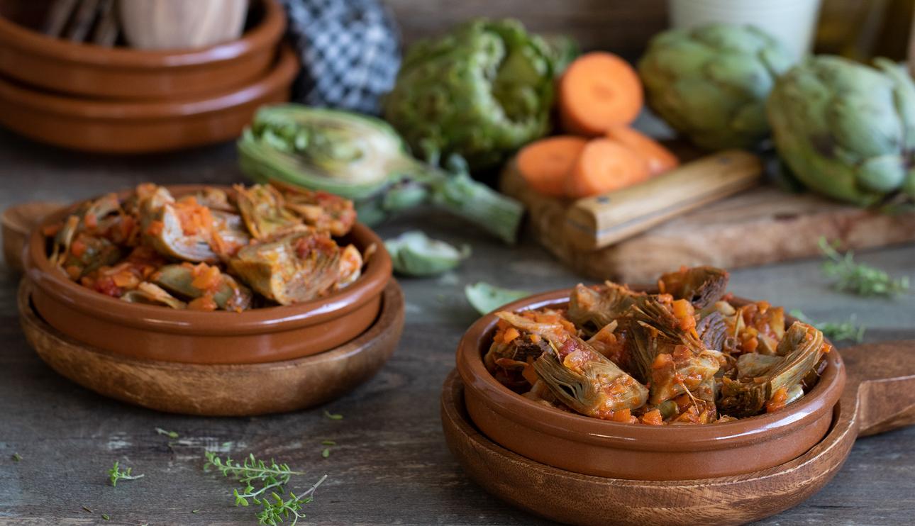 Alcachofas guisadas con salsa de tomate