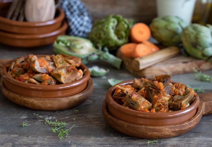 Alcachofas guisadas con salsa de tomate