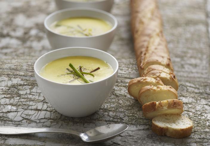 Crema de puerros y pimientos amarillos asados