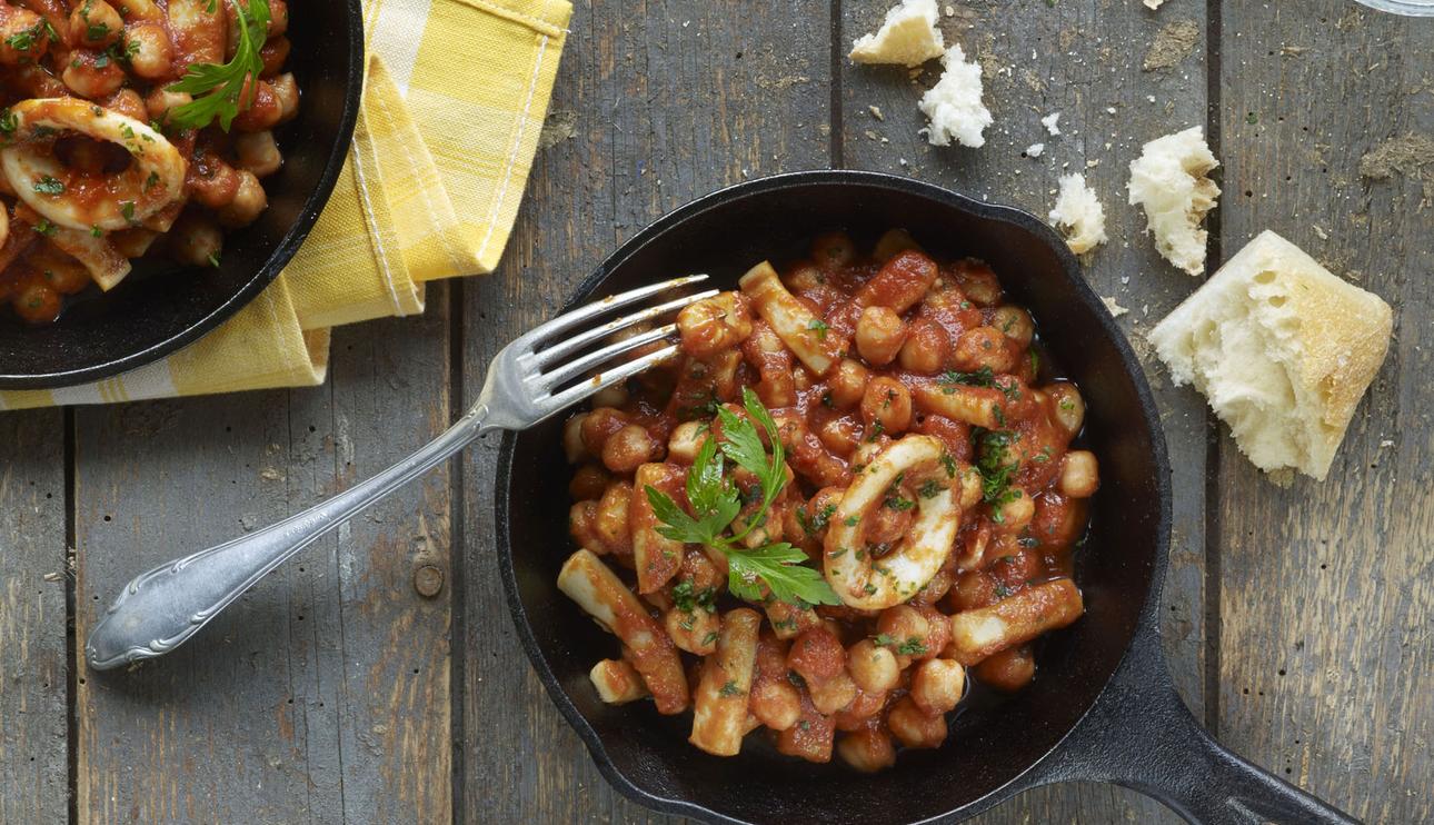 Salteado de garbanzos con sepia y tomate