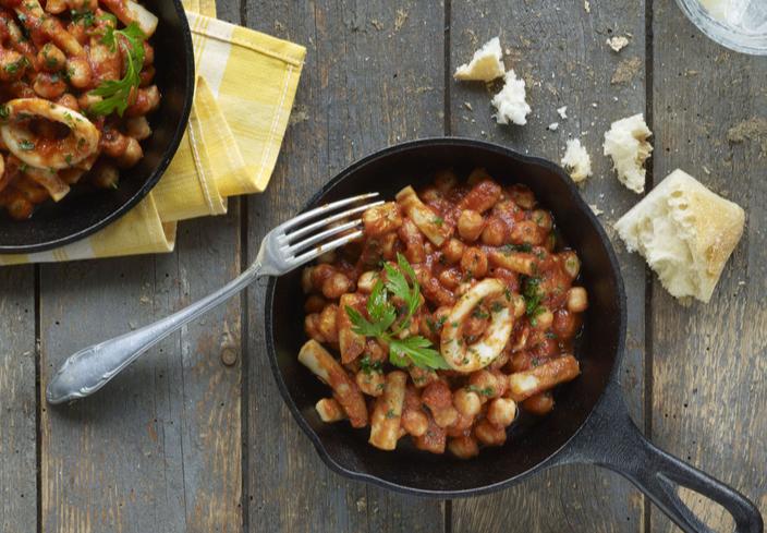 Salteado de garbanzos con sepia y tomate