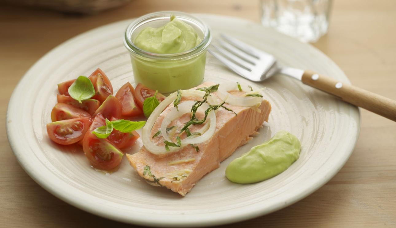 Salmón frío con mayonesa de aguacate