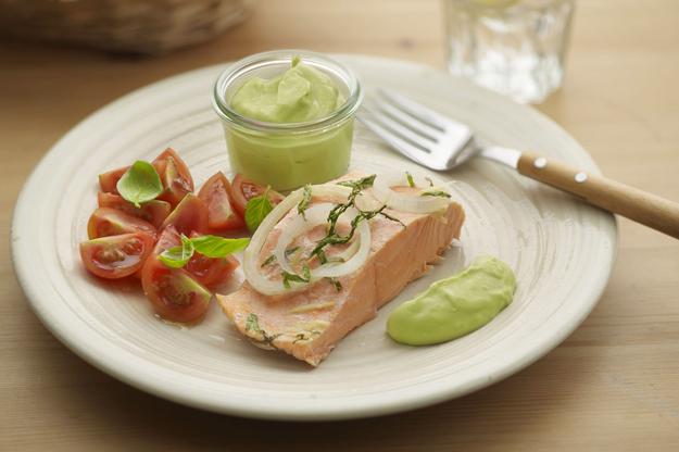 Salmón frío con mayonesa de aguacate