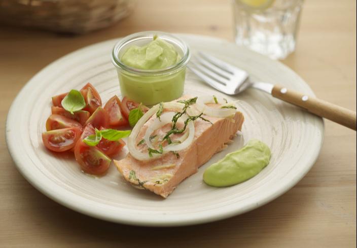 Salmón frío con mayonesa de aguacate