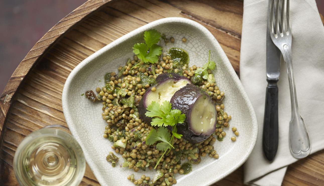 Ensalada de lentejas con berenjenas y pesto