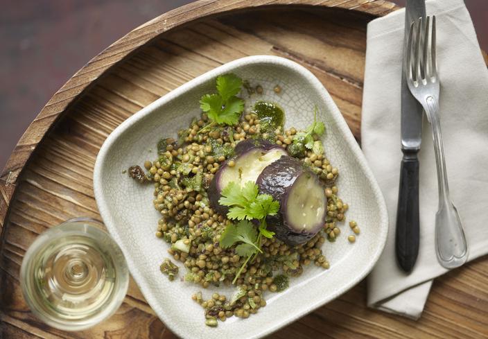 Ensalada de lentejas con berenjenas y pesto