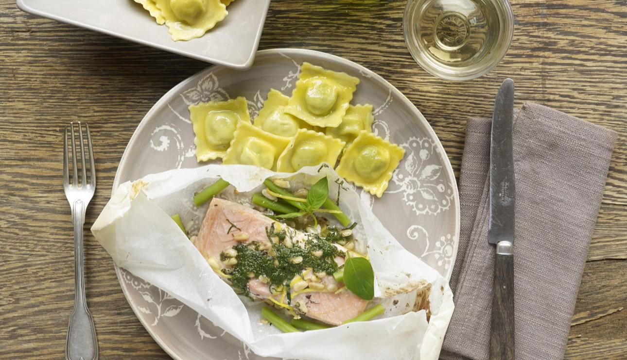 papillote de salmón con pasta y judías verdes con albahaca