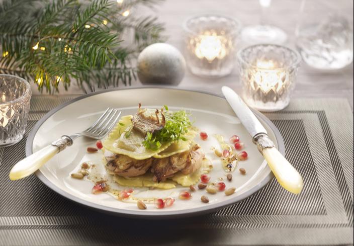 Timbal de raviolis con alcachofas y foie